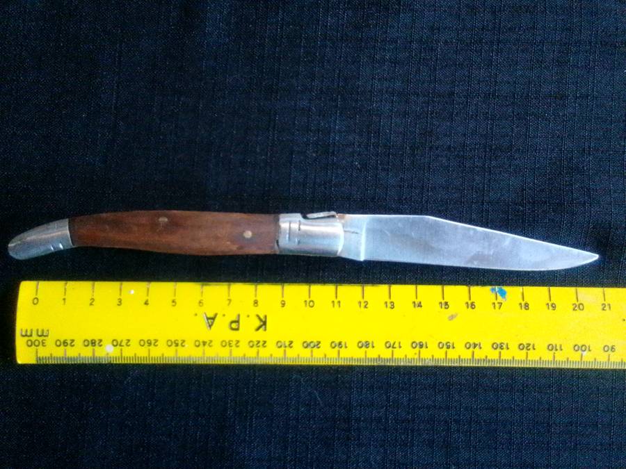 Stunning Pocket Knife with Wooden Handle in Excellent Condition L: 210mm