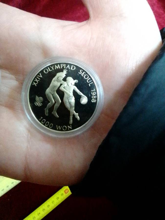 Beautiful Vintage Seoul 1988 Event Olympics Fan Apparel & Souvenirs Medallions- Good Condition