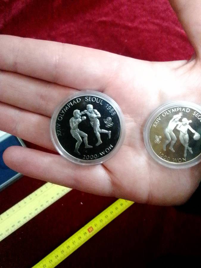 Beautiful Vintage Seoul 1988 Event Olympics Fan Apparel & Souvenirs Medallions- Good Condition