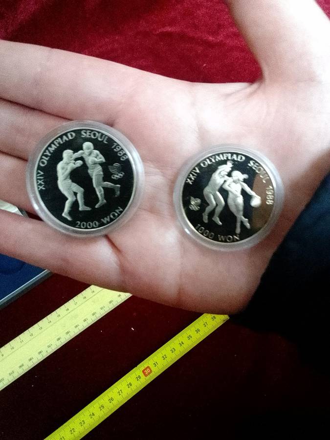 Beautiful Vintage Seoul 1988 Event Olympics Fan Apparel & Souvenirs Medallions- Good Condition