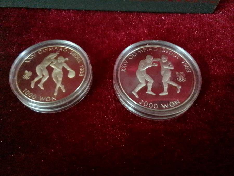 Beautiful Vintage Seoul 1988 Event Olympics Fan Apparel & Souvenirs Medallions- Good Condition