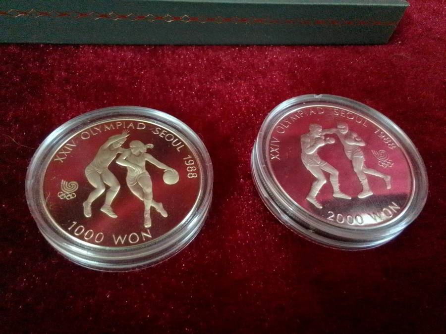 Beautiful Vintage Seoul 1988 Event Olympics Fan Apparel & Souvenirs Medallions- Good Condition