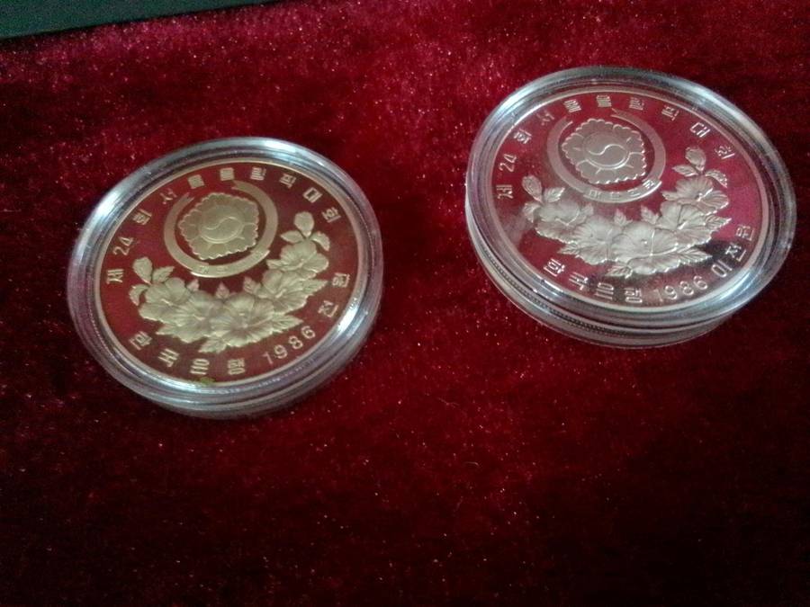 Beautiful Vintage Seoul 1988 Event Olympics Fan Apparel & Souvenirs Medallions- Good Condition