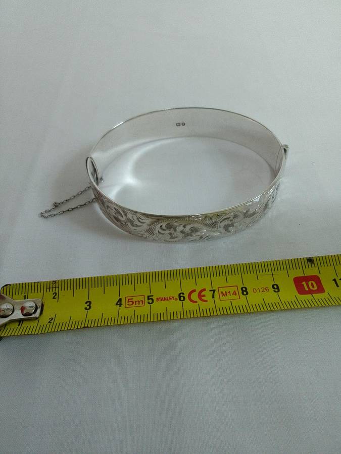 Beautiful Vintage Hallmarked Solid Sterling Silver Engraved Hinged Clasp Bangle 57.6g-Good Condition