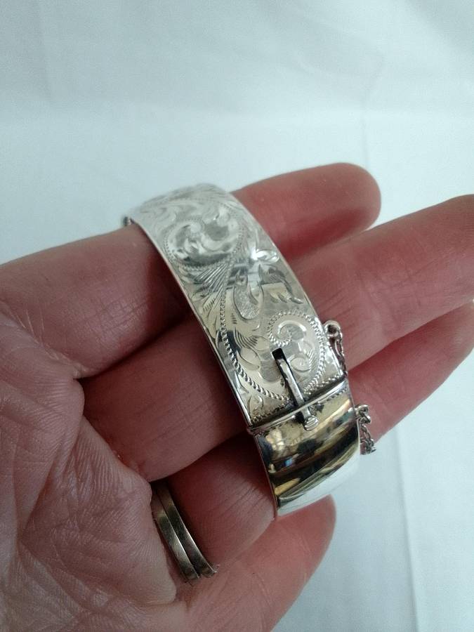 Beautiful Vintage Hallmarked Solid Sterling Silver Engraved Hinged Clasp Bangle 57.6g-Good Condition