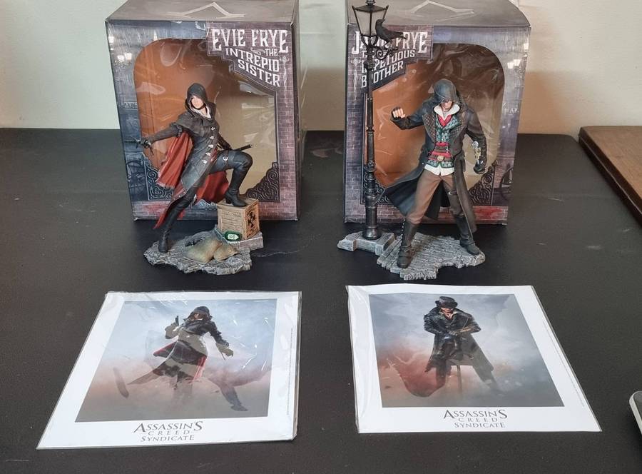 Assassins Creed UbiCollectables Figures Evie Frye + Jacob Frye Set + Free original Steelbook