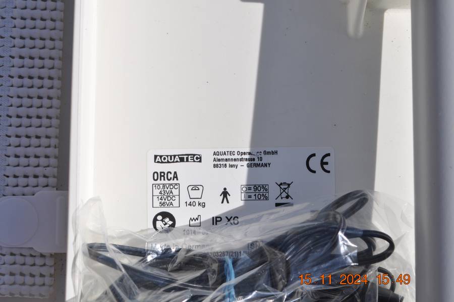 AquaTec Bath Lift Chair (like new)