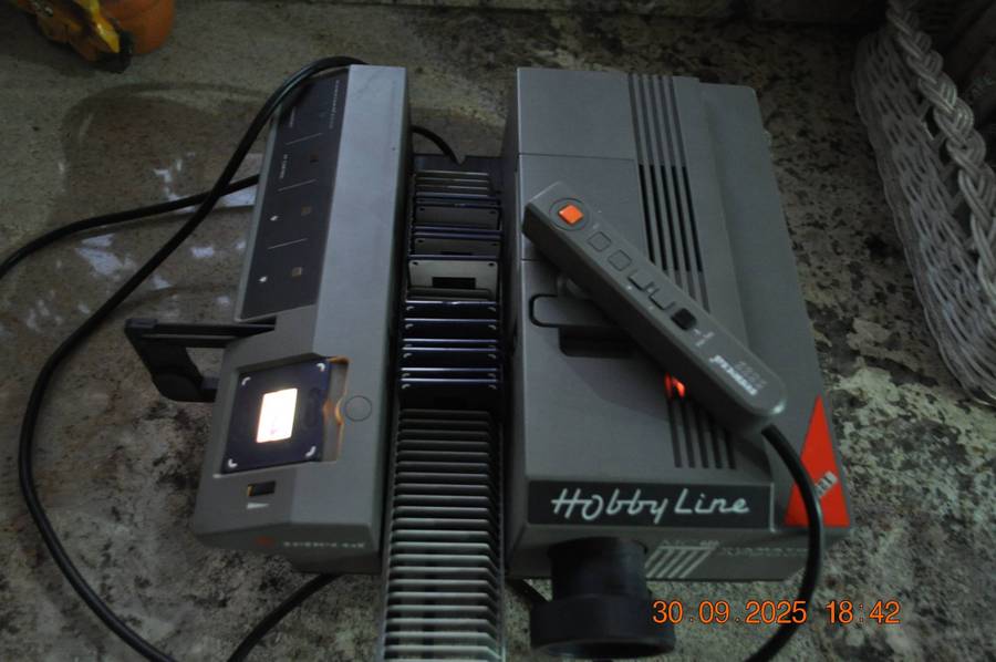 Vintage Reflecta Slide Projector With Remote (working)