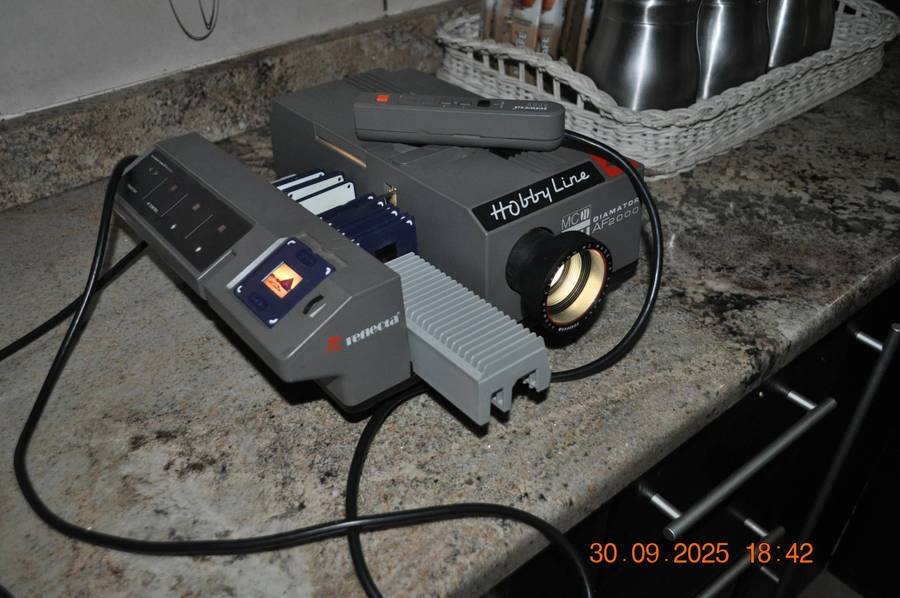 Vintage Reflecta Slide Projector With Remote (working)
