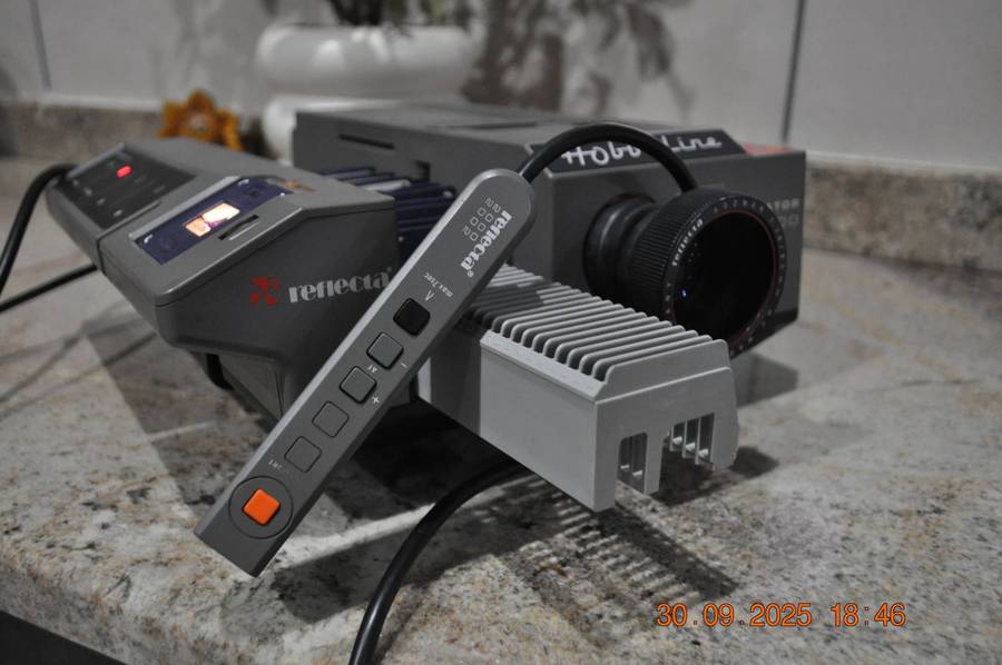 Vintage Reflecta Slide Projector With Remote (working)