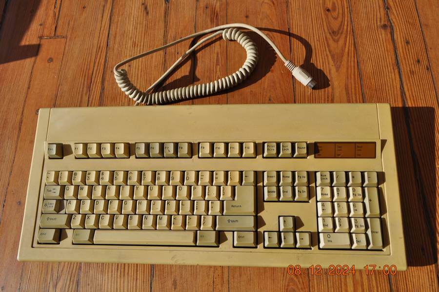 Vintage computer DIN 5 pin keyboard
