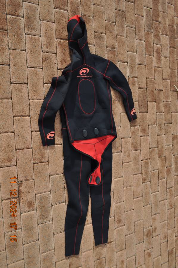 Lizzard 2 Piece Wetsuit With Hoodie (size ms)