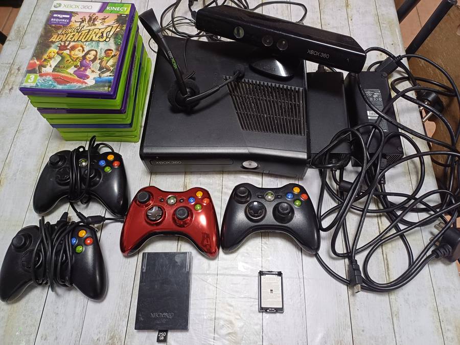 Large lot of XBox 360 items incl. Working console, Kinnect, Games, Remotes etc. See description!