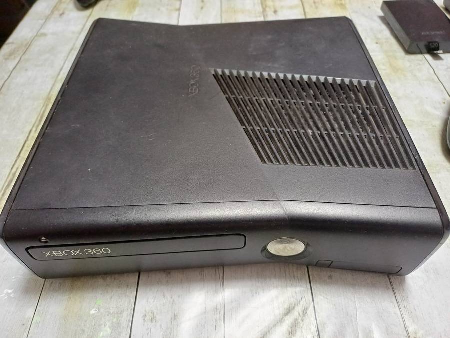 Large lot of XBox 360 items incl. Working console, Kinnect, Games, Remotes etc. See description!