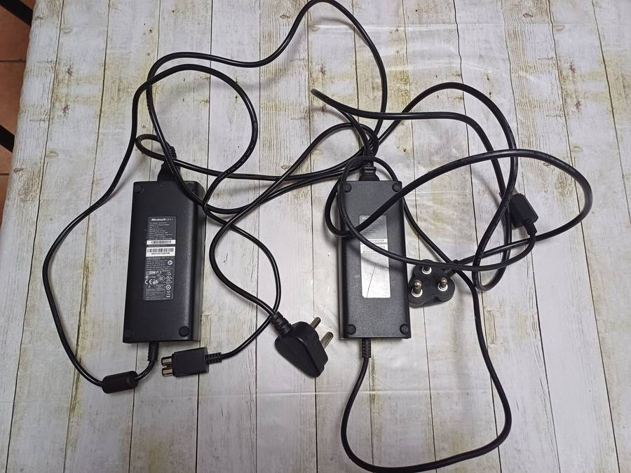 Large lot of XBox 360 items incl. Working console, Kinnect, Games, Remotes etc. See description!