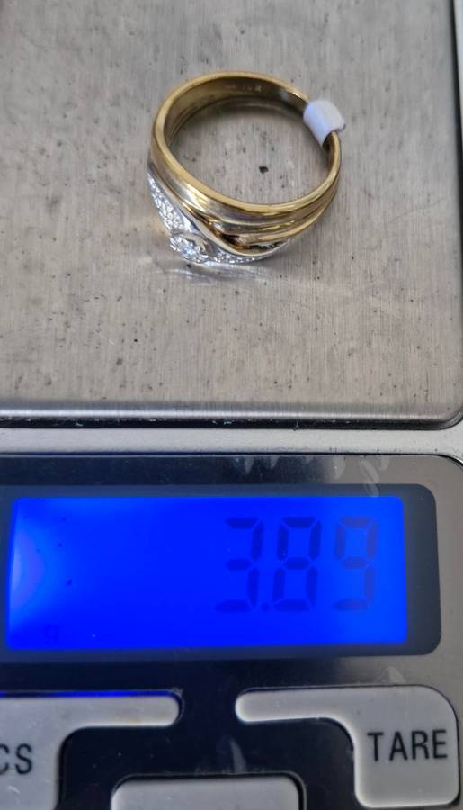 9CT 2 tone Diamond engagement and wedding band set - weight 3.89g