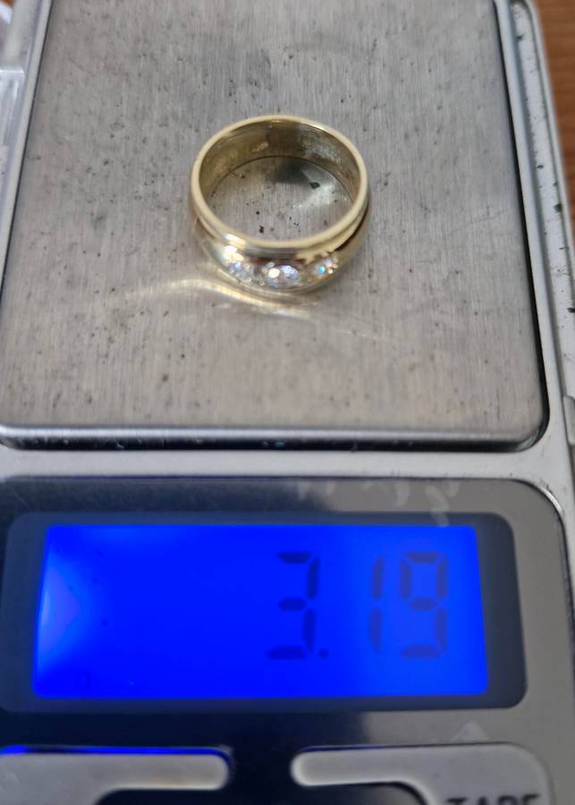 Very pretty and dainty 10CT yellow gold ring