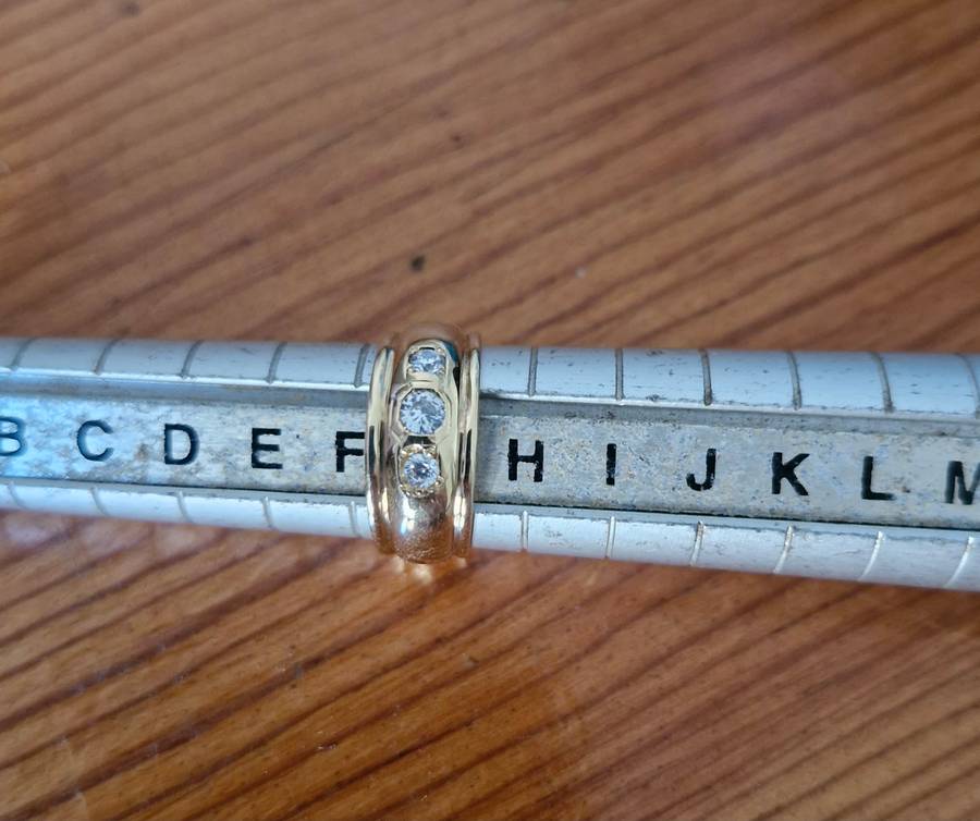 Very pretty and dainty 10CT yellow gold ring