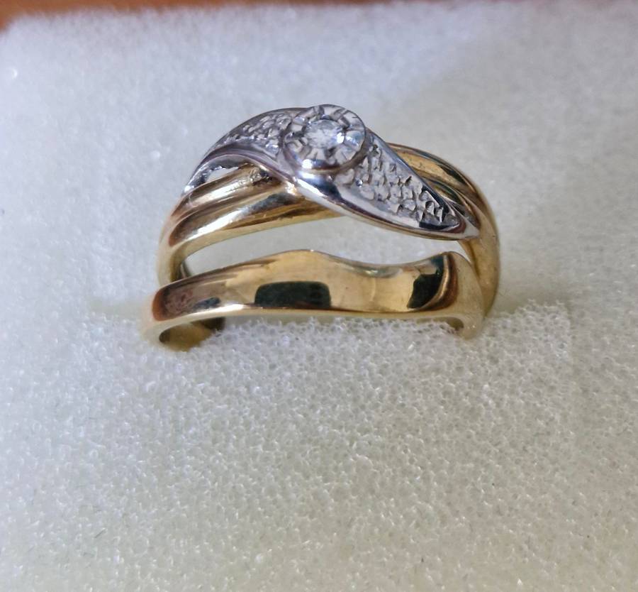 9CT 2 tone Diamond engagement and wedding band set - weight 3.89g