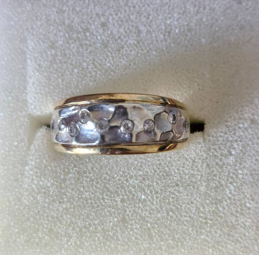 Beautiful 2 tone 9ct dress ring - weighing a whopping 6.44g