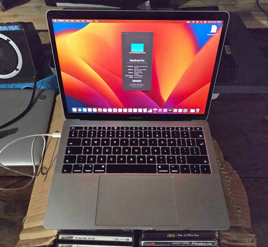 * EXCELLENT CONDITION* 13" MacBook Pro 2017 i5/  8gb / 250Gb SSD **
