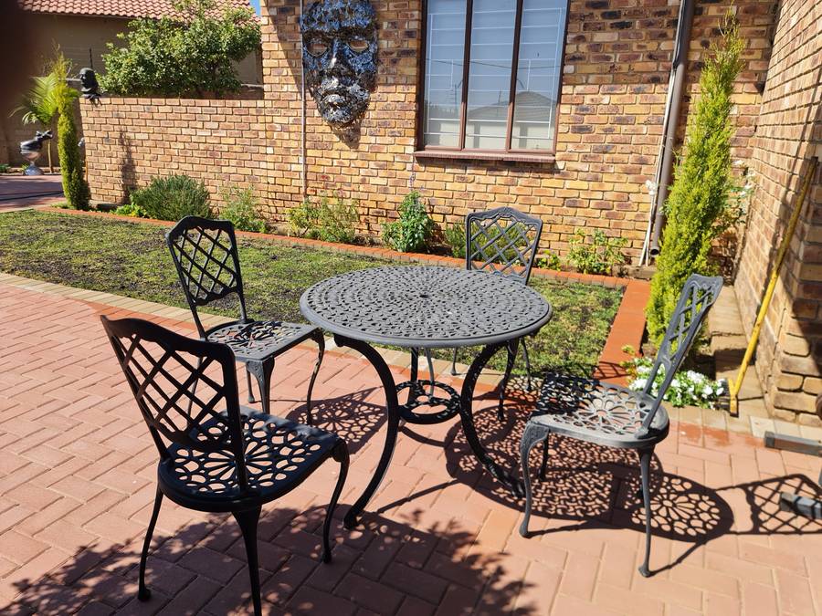 Aluminium 4 Seater Round Table and Chairs
