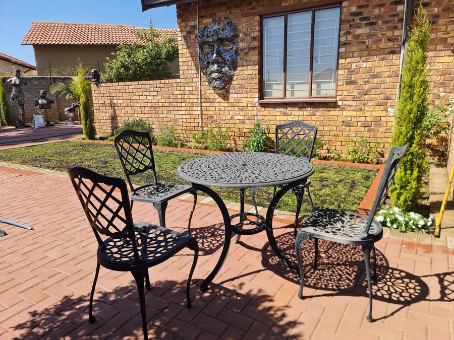 Aluminium 4 Seater Round Table and Chairs