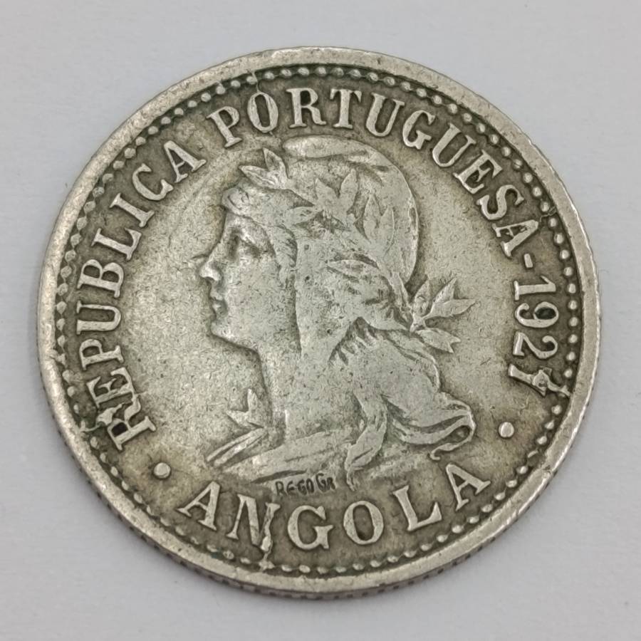 1927 Two Macutas Angota with die break on 7 of 1927 and N of Angola