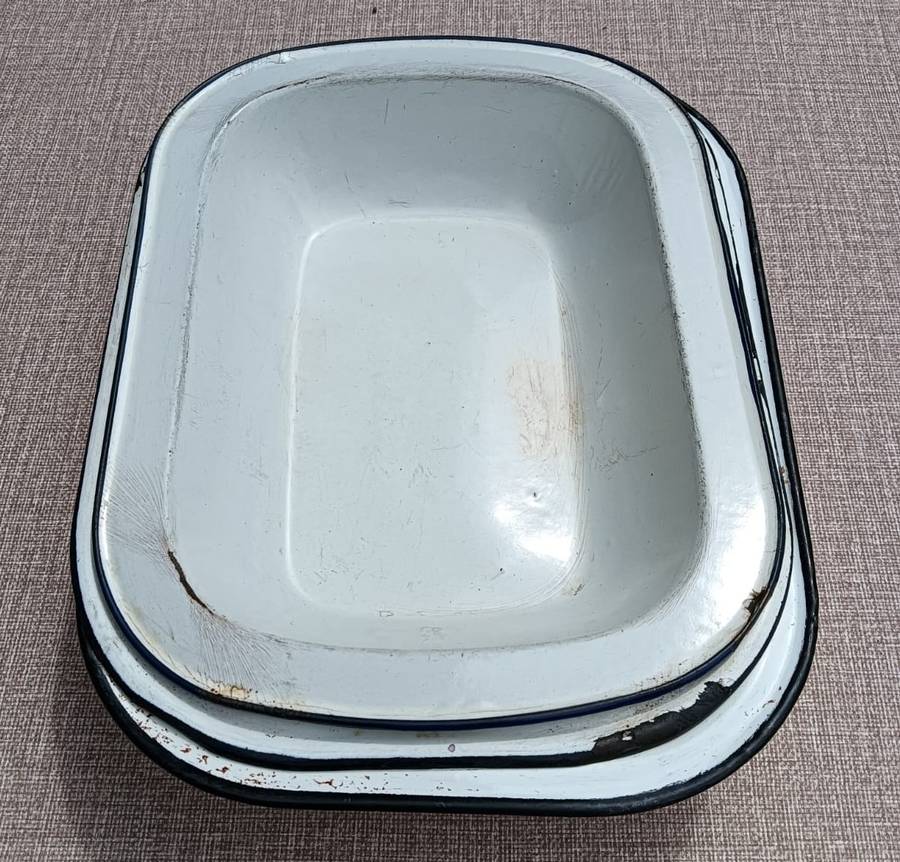 Graduated Set of 3 vintage White Enamel Trays with Black Trim In Good Condition