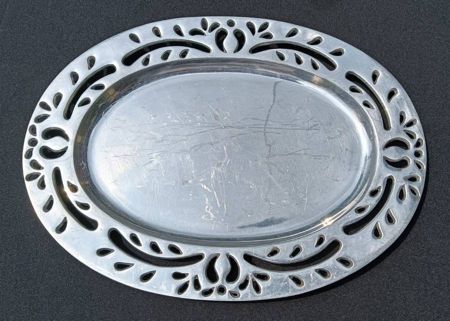 Aluminium Oval Shaped Platter Serving Tray with Beautiful Leaf Cutout Design