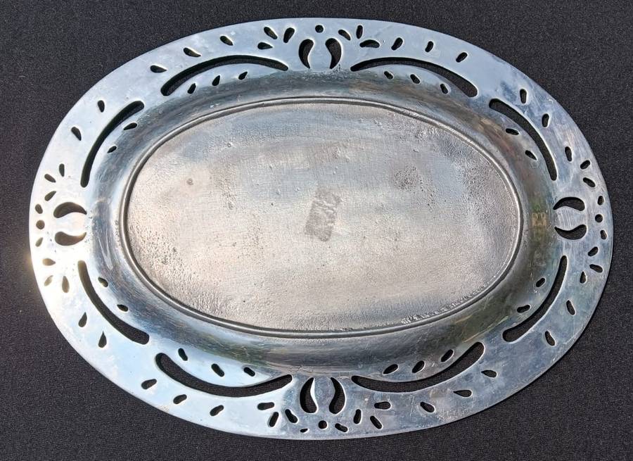 Aluminium Oval Shaped Platter Serving Tray with Beautiful Leaf Cutout Design