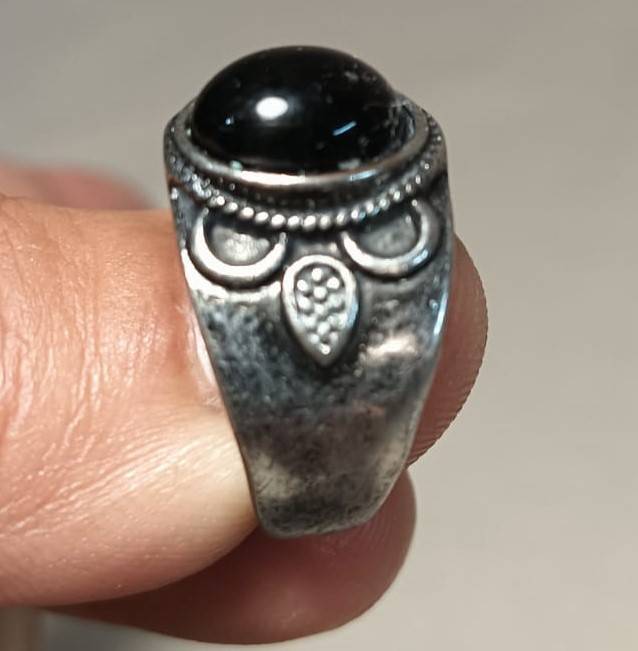 Vintage Black Onyx Silver Metal Mens Ring with Flower Relief Design Size P 18mm Inner Diameter
