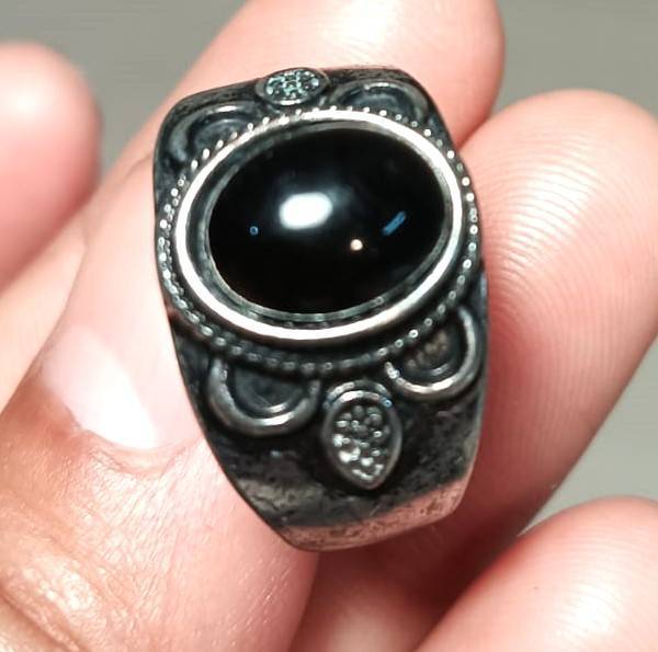 Vintage Black Onyx Silver Metal Mens Ring with Flower Relief Design Size P 18mm Inner Diameter