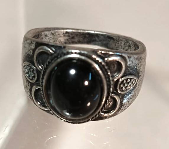 Vintage Black Onyx Silver Metal Mens Ring with Flower Relief Design Size P 18mm Inner Diameter