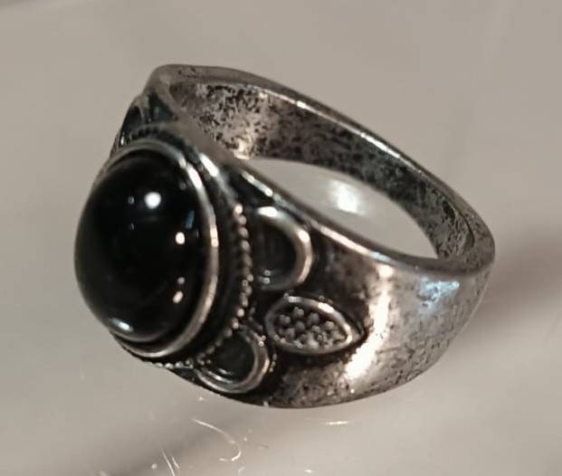 Vintage Black Onyx Silver Metal Mens Ring with Flower Relief Design Size P 18mm Inner Diameter