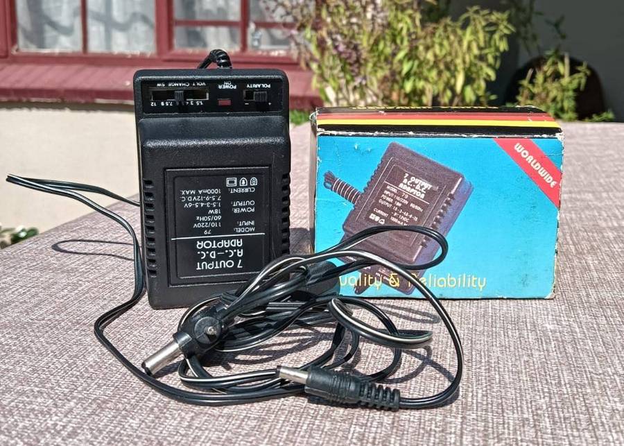 Deluxe Universal AC DC Adaptor  7 Output 1.5, 3, 4.5, 6, 7.5, 9, 12V DC