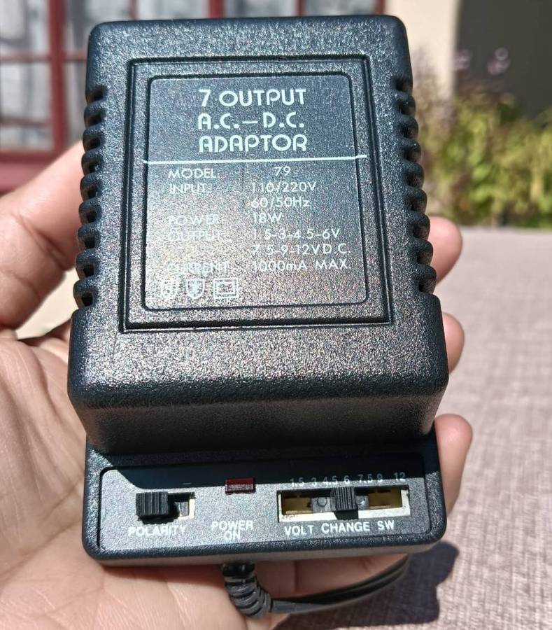 Deluxe Universal AC DC Adaptor  7 Output 1.5, 3, 4.5, 6, 7.5, 9, 12V DC