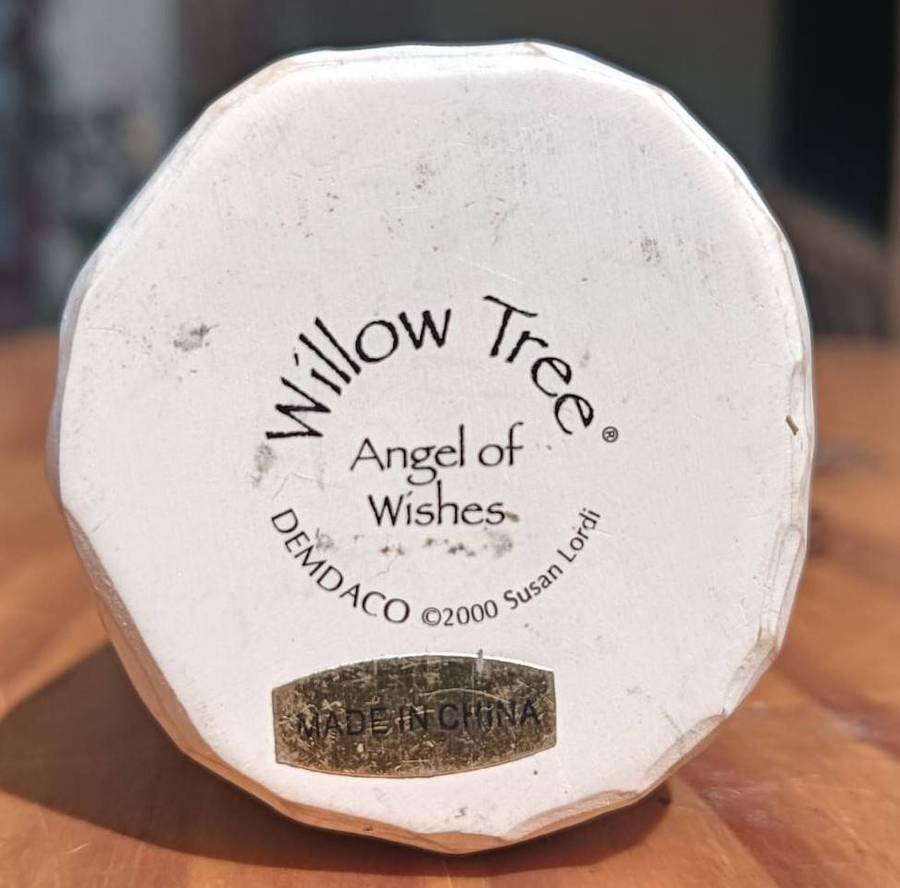 Willow Tree Angel of Wishes Demdaco Susan Lordi 2000 Designed Figurine Hands Crossed over Heart