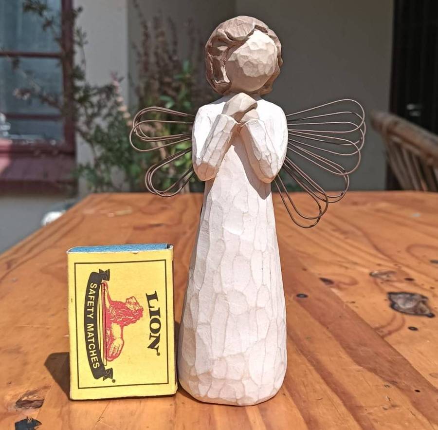 Willow Tree Angel of Wishes Demdaco Susan Lordi 2000 Designed Figurine Hands Crossed over Heart