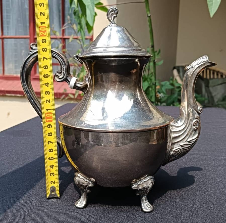 VINTAGE 1950S EMESS ENGLISH SILVERPLATED TEAPOT AND CREAMER IN GOOD CONDITION TEAPOT WEIGHS 1.3KG!