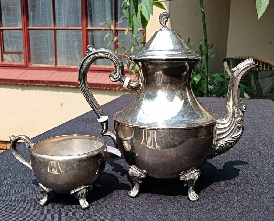 VINTAGE 1950S EMESS ENGLISH SILVERPLATED TEAPOT AND CREAMER IN GOOD CONDITION TEAPOT WEIGHS 1.3KG!