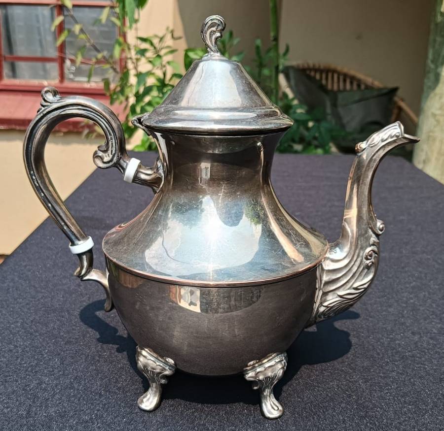 VINTAGE 1950S EMESS ENGLISH SILVERPLATED TEAPOT AND CREAMER IN GOOD CONDITION TEAPOT WEIGHS 1.3KG!