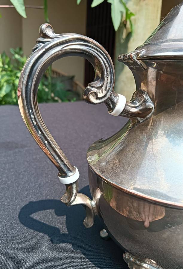 VINTAGE 1950S EMESS ENGLISH SILVERPLATED TEAPOT AND CREAMER IN GOOD CONDITION TEAPOT WEIGHS 1.3KG!