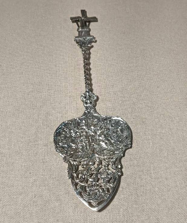 DUTCH HOOIJKAAS HH90 SILVERPLATED CAKE OR PIE SERVER WITH RAISED TAVERN SCENE AND ROTATING WINDMILL