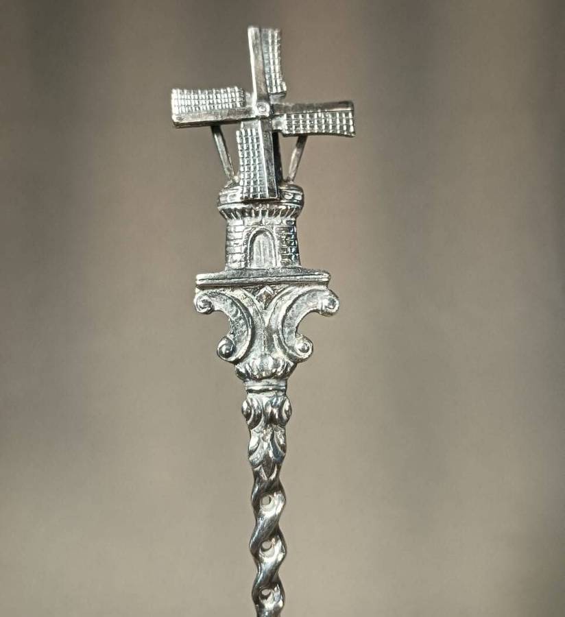 DUTCH HOOIJKAAS HH90 SILVERPLATED CAKE OR PIE SERVER WITH RAISED TAVERN SCENE AND ROTATING WINDMILL