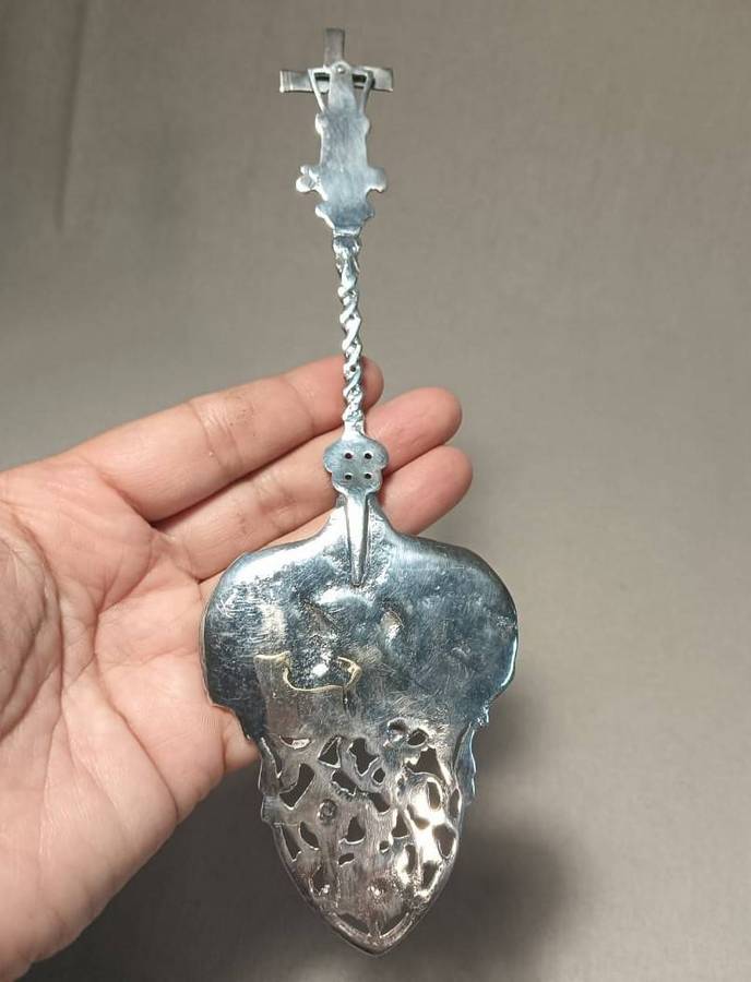 DUTCH HOOIJKAAS HH90 SILVERPLATED CAKE OR PIE SERVER WITH RAISED TAVERN SCENE AND ROTATING WINDMILL