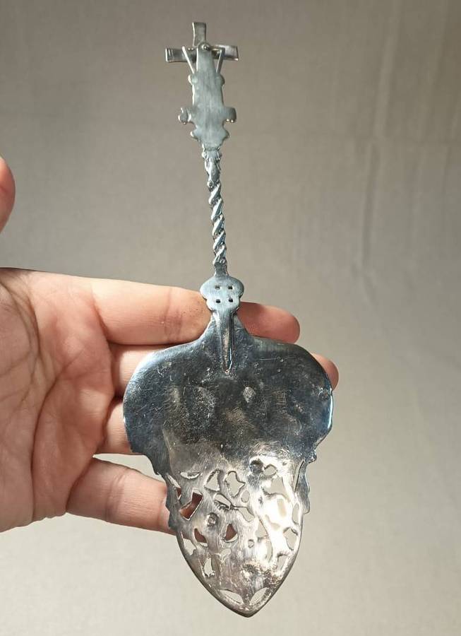 DUTCH HOOIJKAAS HH90 SILVERPLATED CAKE OR PIE SERVER WITH RAISED TAVERN SCENE AND ROTATING WINDMILL