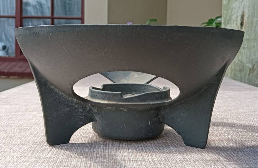 VINTAGE 1970S LE CREUSET FRANCE CAST IRON FONDUE STAND - GRILL IN TACT BUT NO BURNER