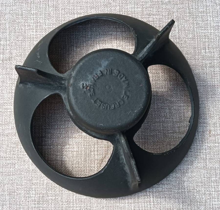 VINTAGE 1970S LE CREUSET FRANCE CAST IRON FONDUE STAND - GRILL IN TACT BUT NO BURNER