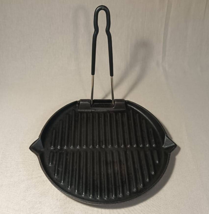 LE CREUSET FRANCE CAST IRON GRILL PAN WITH FOLDING HANDLE AND FAT POURING SPOUTS